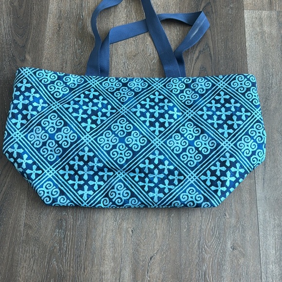 VERA BRADLEY FAMILY TOTE RETIRED CUBAN TILES PRINT MESH DRAWSTRING. Large tote. - Picture 4 of 6